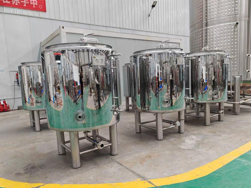 Mirror-Finished Stainless Steel Tanks